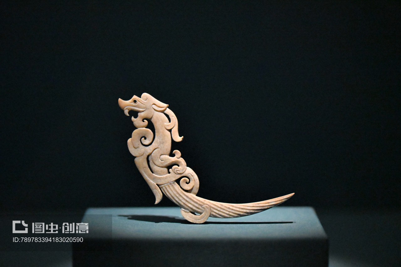 古代龙形玉雕装饰品